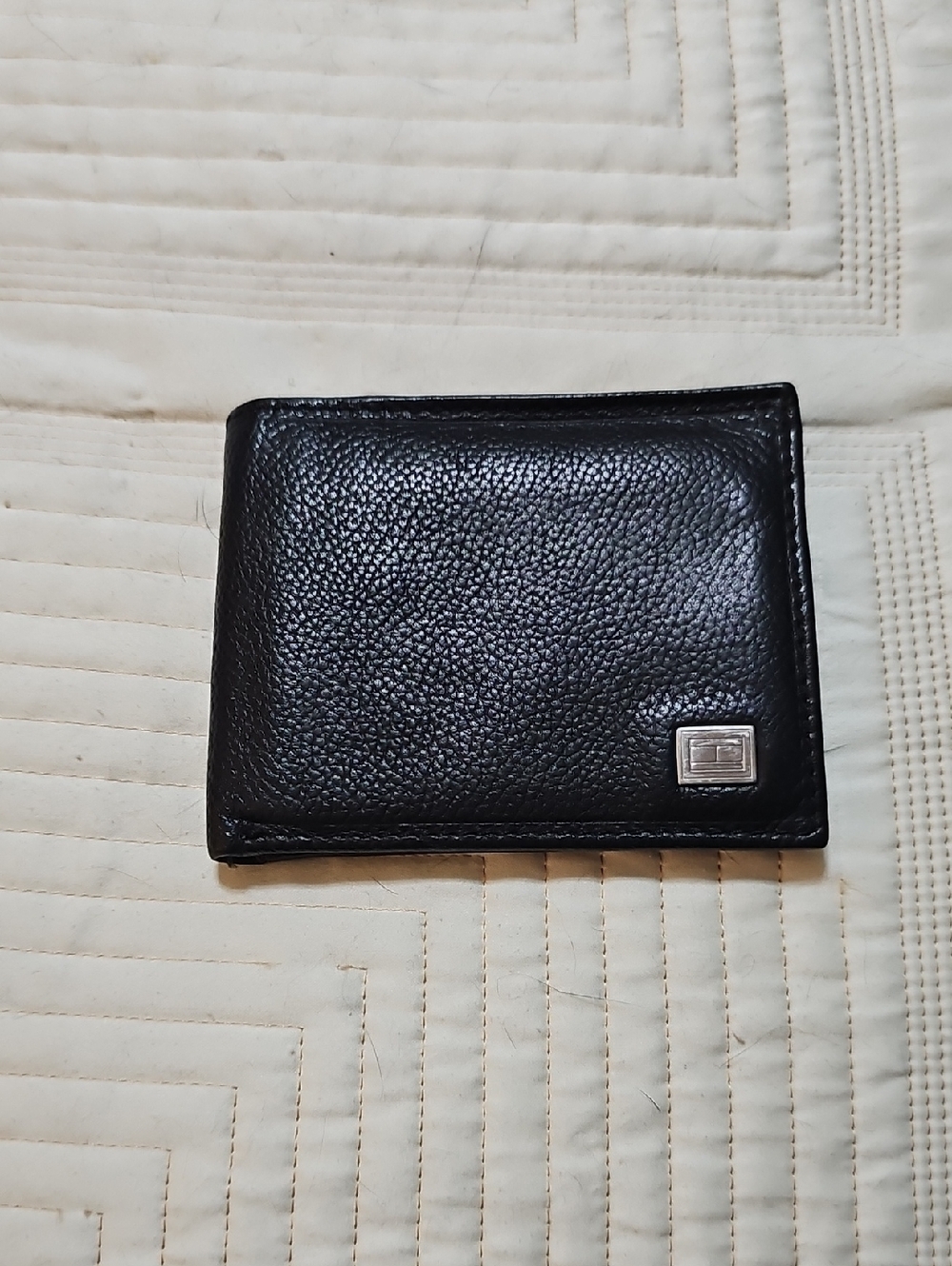 Tommy Hilfiger Black Leather Bi-Fold Card Holder